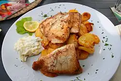 Barsch mit Bratkartoffeln und Remoulade
