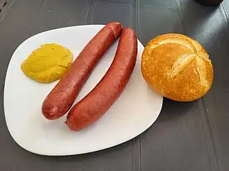 Bauernwürste mit Senf und Brötchen