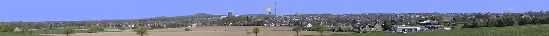 Blick von Süden (Autobahn A2) auf die Stadtteile Weddinghofen und Mitte. Im Hintergrund das Bergwerk "Haus Aden" in Oberaden, die Bergehalde "Großes Holz", das Kohlekraftwerk in Heil und der Förderturm der Schachtanlage "Neu Monopol"