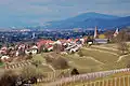 Blick von der Bergstraße auf Leutershausen an der Bergstraße mit dem Melibokus (517 m) / Deutschland