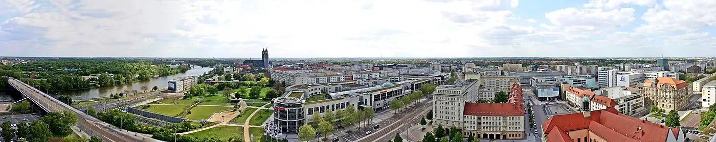 Blick von der Johanniskirche als Panoramaansicht. Von links nach rechts sind der Rotehornpark, die Elbe, der Dom, das Allee-Center und der Alte Markt mit neuem und altem Rathaus gut zu sehen.
