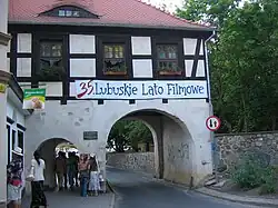 Märkisches Tor während des 35. Lebuser Filmsommers 2005