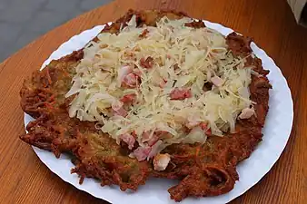 Brambor Bramborák se zelím a uzeným masemák - Kartoffelpuffer mit Sauerkraut und Speck