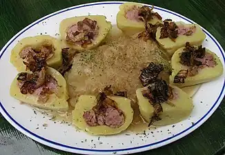 Bramborové knedlíky plněné uzeným masem, se zelím a smaženou cibulkou - Kartoffelknödel mit Rauchfleisch , Sauerkraut und Zwiebeln gefüllt