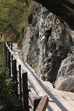 an Felsen vorbei