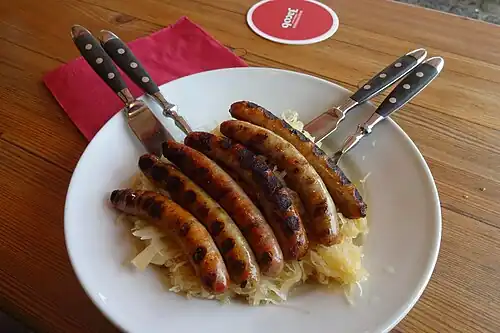 Würste auf Sauerkraut in der Wurstkuchl