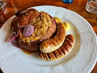 Bratwürste mit Sauerkraut im Brot in der Erzgebirgsstube