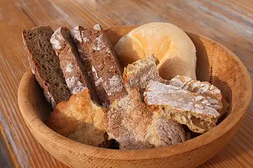 Brotkorb mit Graubrot, Kaisersemmel und Schüttelbrot