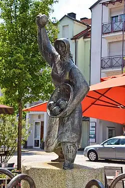 Bronze Brunnen Skulptur der Knödelwerferin von Erika Einhellinger