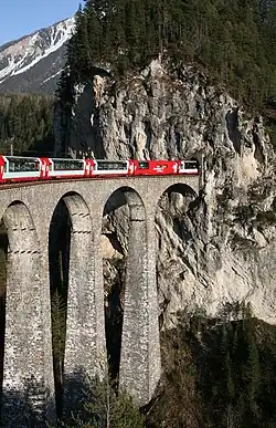 Der Glacier-Express auf dem 65 m hohen Landwasserviadukt mit dem Landwassertunnel / Schweiz