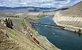 Ein Güterzug auf der Strecke zwischen Ashcroft und Kamloops am Thompson River