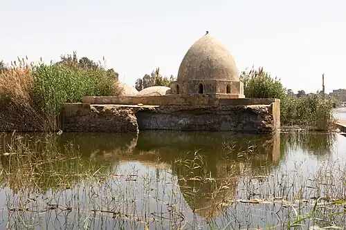 Überflutetes Mausoleum und moderne Grabanlage der Familie Ṭabāṭabā