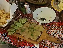 Kamelfleisch mit Pilzsoße