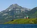 Das Prince of Wales-Hotel mit dem Mount Richards im Hintergrund (2377 m)