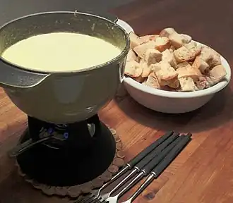 Käsefondue mit Brotstückchen