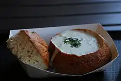 Clam chowder im ausgehölten Sauerteigbrot