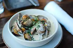 Clam chowder mit ganzen Muscheln