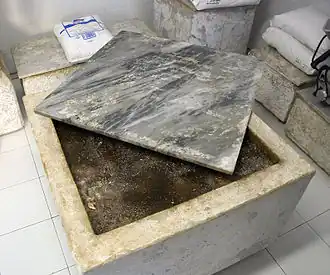 Reifung in Salzlake im Marmorgefäß