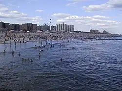 Strand von Coney Island mit den Vergnügungsparks und den Hochhäusern dahinter