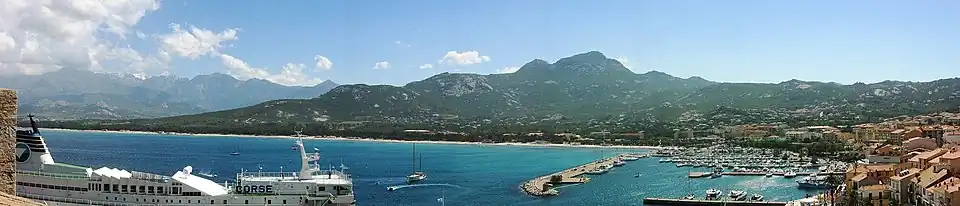 Panoramblick von der Zitadelle aus über den Golf von Calvi