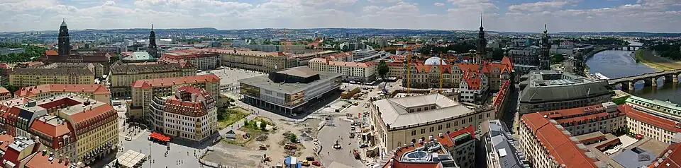 Blick von der Frauenkirche auf die Innenstadt. Von links Rathausturm, Kreuzkirche, die moderne Kulturhalle, Johanneum, Residenzschloss, Hofkirche und Augustusbrücke.