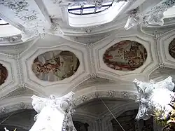Deckenschmuck in der Kirche