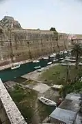 Der Kanal zwischen der alten Festung und Korfu-Stadt