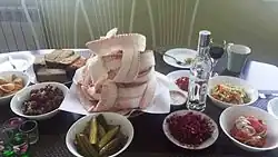 mit Beilagen und Wodka ein Festmahl