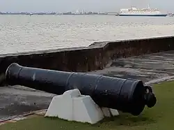 32-pounder-Kanone mit Kreuzfahrtschiff