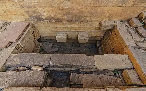 Becken im Allerheiligsten des Tempels