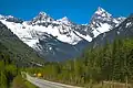 Der Eagle Peak (links), Uto Peak (Mitte) und Mount Sir Donald (rechts) vom Trans-Canada Highway aus zu sehen
