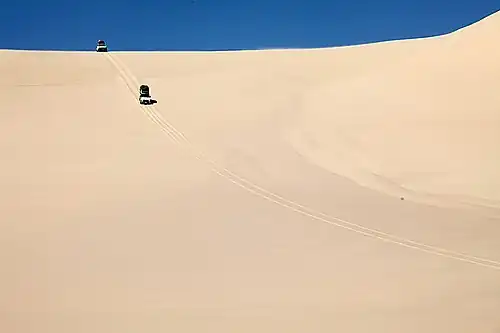 Überqueren einer Sanddüne