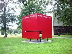 Stahlkubus vor dem Eingang der Kunsthalle