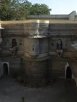 Innenhof mit Aufgang zur Ausstellung