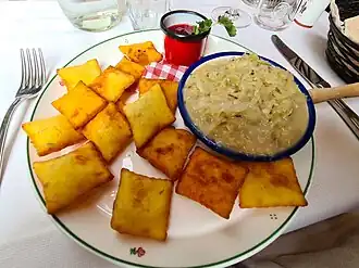 Erdäpfel Plattlen mit Sauerkraut und Preiselbeeren