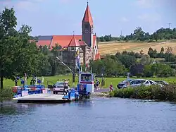 Mainfähre bei Wipfeld, im Hintergrund Kloster St. Ludwig