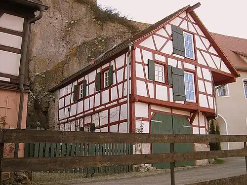 Ein Fachwerkhaus am Schlosshof