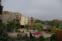 Panorama mit Wuze Town-Gebäude, Wirtl's Taubenturm und Mondsee