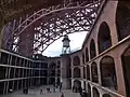Der Hofbereich von Fort Point unterhalb der Brücke