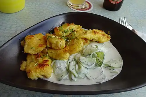Mehlklöße mit Gurkensalat