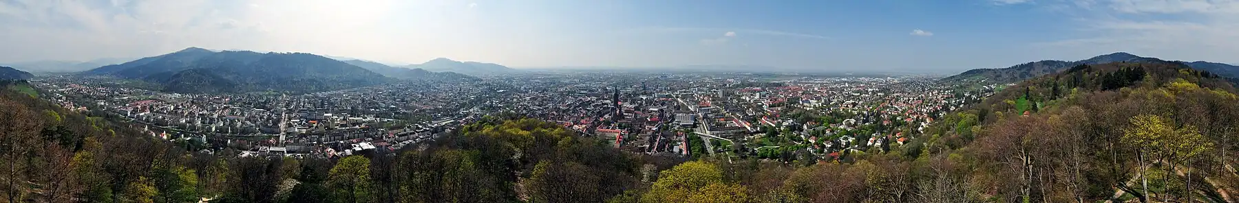 Schlossbergturm Mitte April 2010: Frühlingserwachen über Freiburg