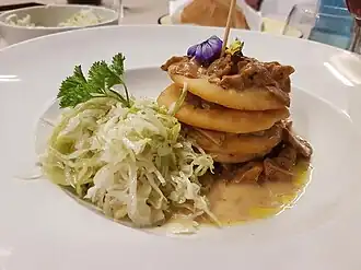 Erdäpfelblattln mit Pfifferlingen und Krautsalat.