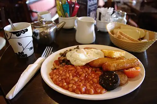 Full irish breakfast mit Kartoffelpuffer und Bohnen