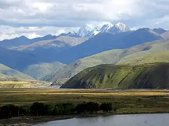Blick auf den Què’ér Shān von Garzê.