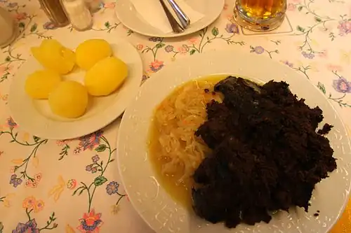 Gebackenes Blut mit Sauerkraut und Kartoffeln