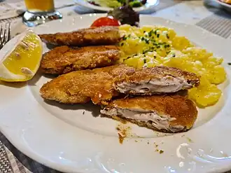 Gebackenes Hirn mit Kartoffelsalat