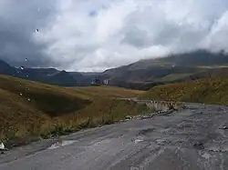 Die Strecke über den Kreuzpass, das Denkmal der Freundschaft der Sowjetischen Völker im Blick