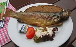 Geräucherte Forelle mit Brot, Butter und Sahnemeerrettich in St. Bartholomä