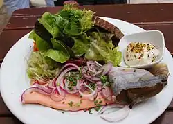 Geräuchertes Forellenfilet mit Salat