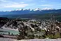 Golden mit der Kulisse der Rockies Richtung Osten / British Columbia